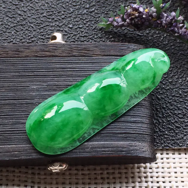【精品翡翠四季平安戒面,雕工精美,玉质莹润,尺寸:玉:33*4.6MM,总质量:2.7g】图3