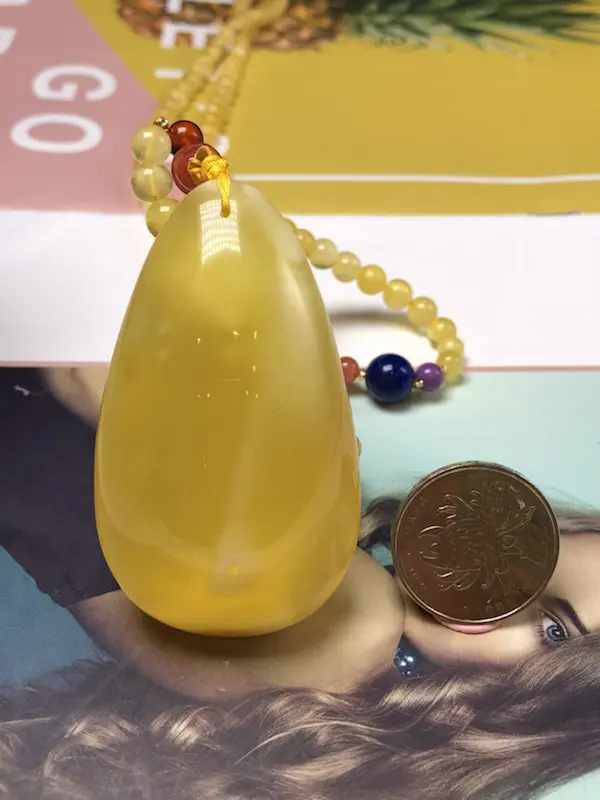 【纯天然原矿精品鸡油黄飘白花蜜蜡水滴
全品无瑕疵,无杂无裂,密度饱满,蜡质浓郁,色泽油润细腻,唯美意境,浓郁鸡油黄之色显示出蜜蜡华贵大气,加之体内流动蜜纹路更是锦上添花,色调浓烈却纯粹,温润如故般的舒服。戴起来古典静雅!完美品质。有缘者得。配手工设计蜜蜡项链。
尺寸66*38*20mm克重22.5克,总重43.85克!】图6