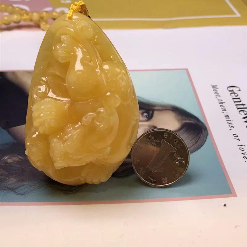 【纯天然原矿精品鸡油黄花蜡貔貅挂件
蜡质实,满蜡,密度饱满,雕刻很精美,栩栩如生,真正的大师工艺,色泽油润,密度饱满浓厚,鸡油黄之色更显尊贵与不凡,手工作品,实物上手更美,全品无杂无裂,无任何瑕疵,貔貅招财转运,非常完美一件,有缘者得,喜欢不要错过!错过无。
裸重35.5克。总重61克,尺寸69*47*27mm】图6