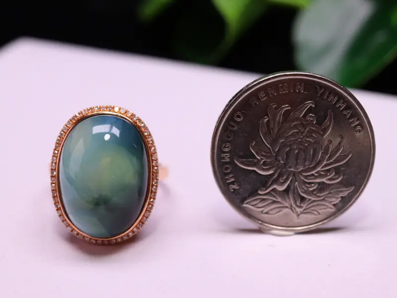 【【精品荧光镶嵌戒指💍】
规格:20.8*16.2*9.6*
重量:5.20克
圈口:15#
18K金镶嵌南非钻石,佩戴奢华、独特,特别漂亮,完美品质,可改圈口!】图4
