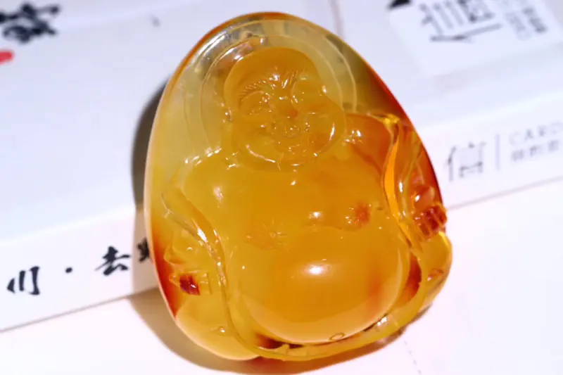 【纯天然原矿精品鸡油黄俏色【弥勒佛】蜜蜡挂件
全品无杂无裂,色泽金黄油润,原石蜜蜡俏色巧雕,密度饱满,非常完美。人物刻画细致入微,弥勒佛笑意盈盈,憨态可掬,曲线流畅,刚柔相济,整体上充满灵动、富态之感,让人爱不释手实属难得!雕刻传神,手工作品,实物上手更美,喜欢不要错过!静待有缘人!配绳顶珠
尺寸47*41*20mm裸重24.39克##】图3