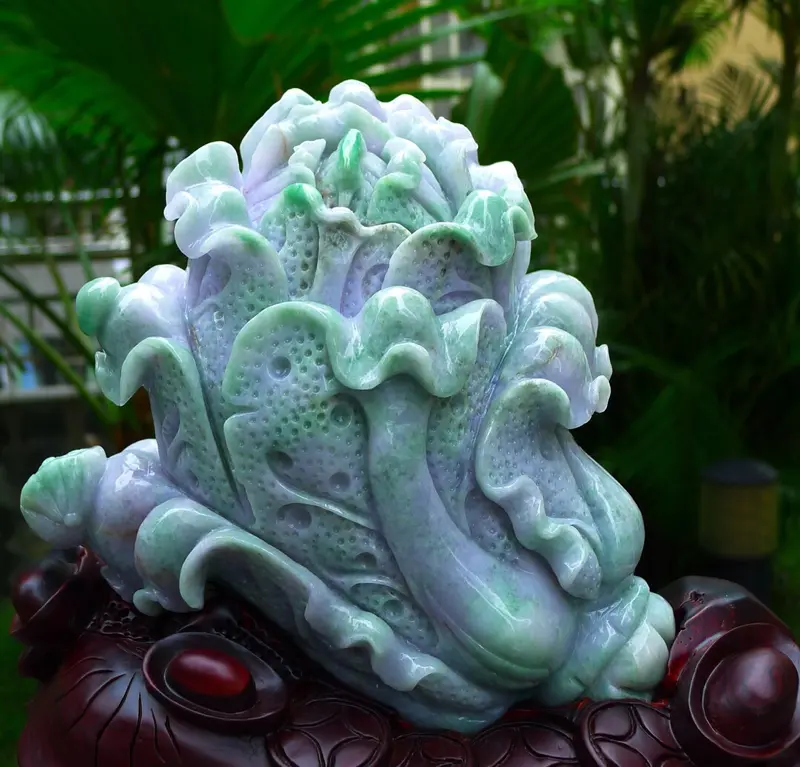 【大件春带彩 白菜摆件 缅甸天然翡翠a货 精美 春带彩 八方来财 财源广进 升官发财 白菜摆件 雕刻精美线条流畅种水好 搭配精美高档檀木底座 尺寸300.320.180裸石尺寸230.180.130裸石重量10.36斤 送礼佳品 赞大件饱满 水头足 工艺精湛】图4