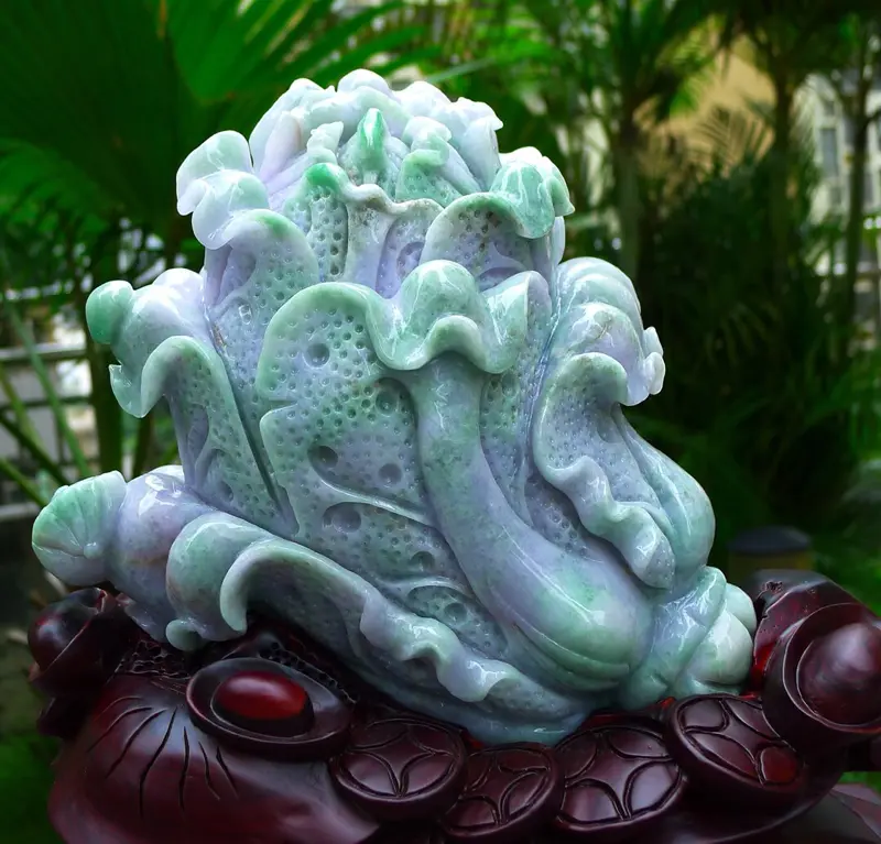 【大件春带彩 白菜摆件 缅甸天然翡翠a货 精美 春带彩 八方来财 财源广进 升官发财 白菜摆件 雕刻精美线条流畅种水好 搭配精美高档檀木底座 尺寸300.320.180裸石尺寸230.180.130裸石重量10.36斤 送礼佳品 赞大件饱满 水头足 工艺精湛】图3