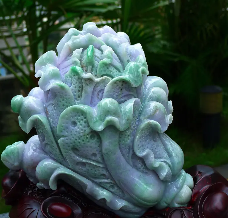 【大件春带彩 白菜摆件 缅甸天然翡翠a货 精美 春带彩 八方来财 财源广进 升官发财 白菜摆件 雕刻精美线条流畅种水好 搭配精美高档檀木底座 尺寸300.320.180裸石尺寸230.180.130裸石重量10.36斤 送礼佳品 赞大件饱满 水头足 工艺精湛】图2