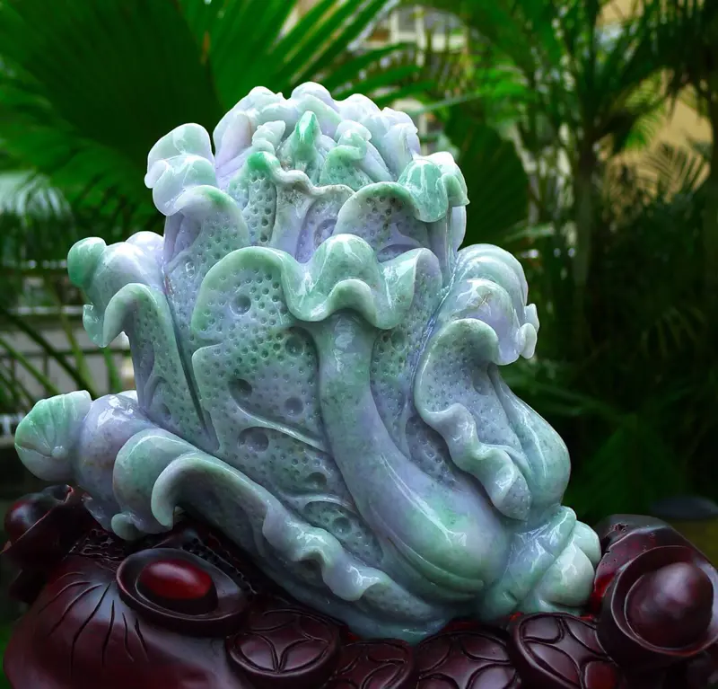 【大件春带彩 白菜摆件 缅甸天然翡翠a货 精美 春带彩 八方来财 财源广进 升官发财 白菜摆件 雕刻精美线条流畅种水好 搭配精美高档檀木底座 尺寸300.320.180裸石尺寸230.180.130裸石重量10.36斤 送礼佳品 赞大件饱满 水头足 工艺精湛】图1