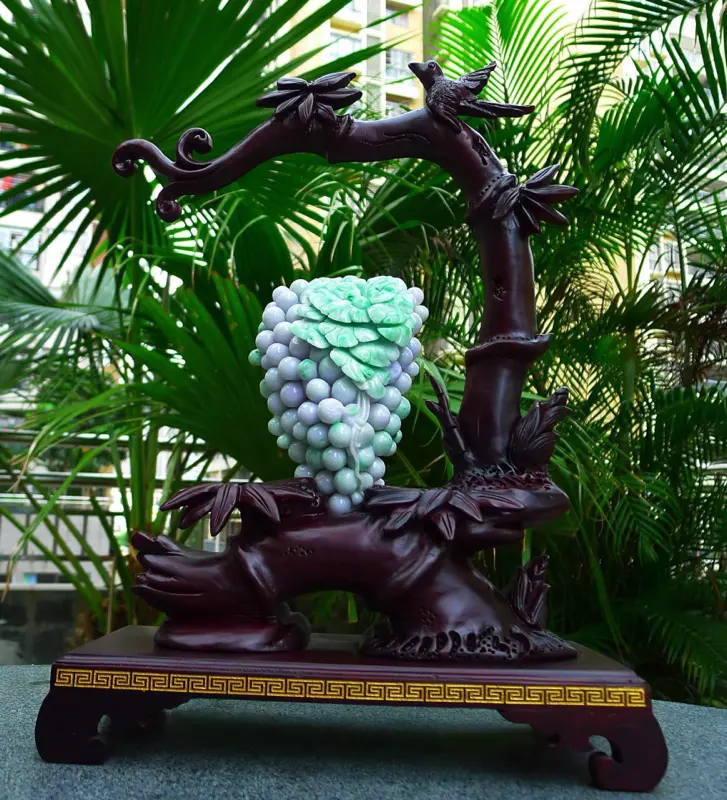 【精雕紫罗兰 葡萄 摆件 缅甸天然翡翠A货 精美 春带彩 紫罗兰 喜上眉梢 花开富贵 多子多福 葡萄摆件 雕刻精美线条流畅 种水好 搭配精美高档檀木底座 尺寸 380.270.110裸石尺寸150.100.50裸石重量1.45斤 赞 送礼收藏佳品】图8