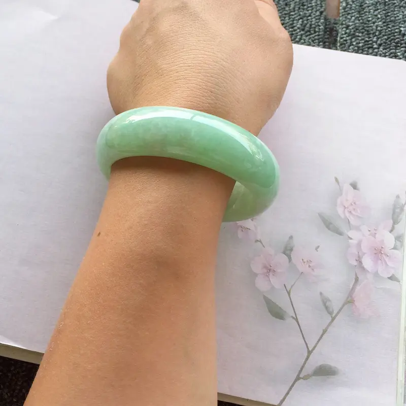 【正圈59.7【自然光实拍】轮胎版糯糯满圈果绿手镯,宽版大气上档次,色泽淡雅清新,春意盎然,送人的优质选择!】图8
