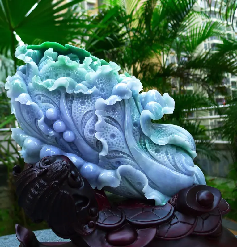 【精雕超大件白菜摆件 缅甸天然翡翠A货 精美春带彩 阳绿 八方来财 财源广进 升官发财 白菜摆件 雕刻精美线条流畅 种水好 搭配精美高档檀木底座 尺寸330.300.140裸石尺寸300.200.90裸石重量9.90 斤 送礼佳品赞 霸气大件 收藏 送礼佳品】图2