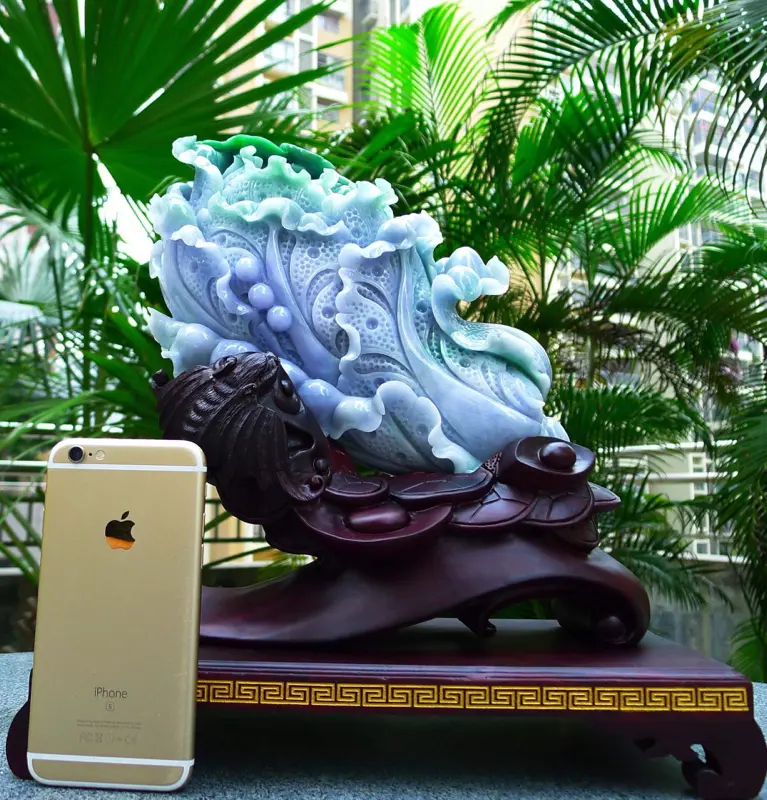 【精雕超大件白菜摆件 缅甸天然翡翠A货 精美春带彩 阳绿 八方来财 财源广进 升官发财 白菜摆件 雕刻精美线条流畅 种水好 搭配精美高档檀木底座 尺寸330.300.140裸石尺寸300.200.90裸石重量9.90 斤 送礼佳品赞 霸气大件 收藏 送礼佳品】图8