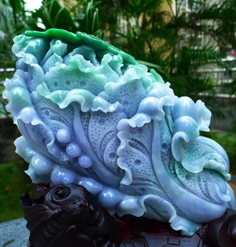 【精雕超大件白菜摆件 缅甸天然翡翠A货 精美春带彩 阳绿 八方来财 财源广进 升官发财 白菜摆件 雕刻精美线条流畅 种水好 搭配精美高档檀木底座 尺寸330.300.140裸石尺寸300.200.90裸石重量9.90 斤 送礼佳品赞 霸气大件 收藏 送礼佳品】图3