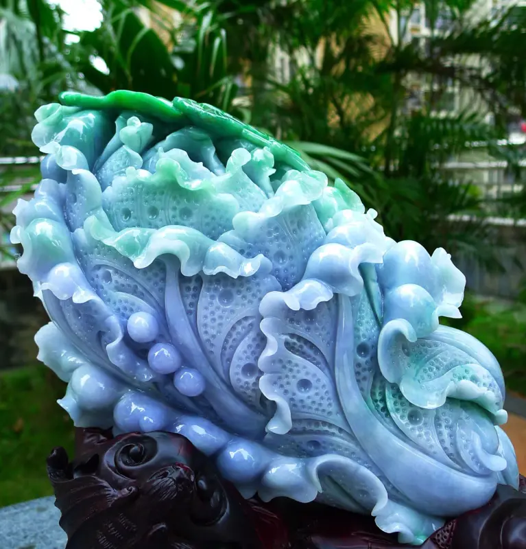 【精雕超大件白菜摆件 缅甸天然翡翠A货 精美春带彩 阳绿 八方来财 财源广进 升官发财 白菜摆件 雕刻精美线条流畅 种水好 搭配精美高档檀木底座 尺寸330.300.140裸石尺寸300.200.90裸石重量9.90 斤 送礼佳品赞 霸气大件 收藏 送礼佳品】图6