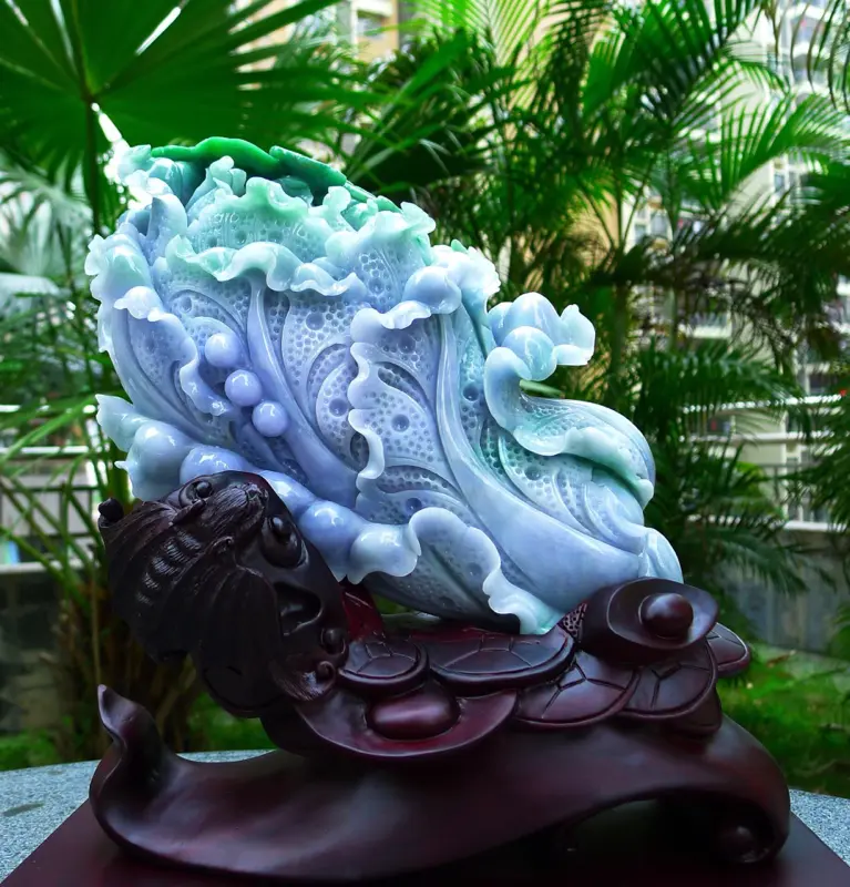 【精雕超大件白菜摆件 缅甸天然翡翠A货 精美春带彩 阳绿 八方来财 财源广进 升官发财 白菜摆件 雕刻精美线条流畅 种水好 搭配精美高档檀木底座 尺寸330.300.140裸石尺寸300.200.90裸石重量9.90 斤 送礼佳品赞 霸气大件 收藏 送礼佳品】图1