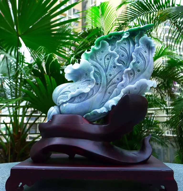 【精雕超大件白菜摆件 缅甸天然翡翠A货 精美春带彩 阳绿 八方来财 财源广进 升官发财 白菜摆件 雕刻精美线条流畅 种水好 搭配精美高档檀木底座 尺寸330.300.140裸石尺寸300.200.90裸石重量9.90 斤 送礼佳品赞 霸气大件 收藏 送礼佳品】图7