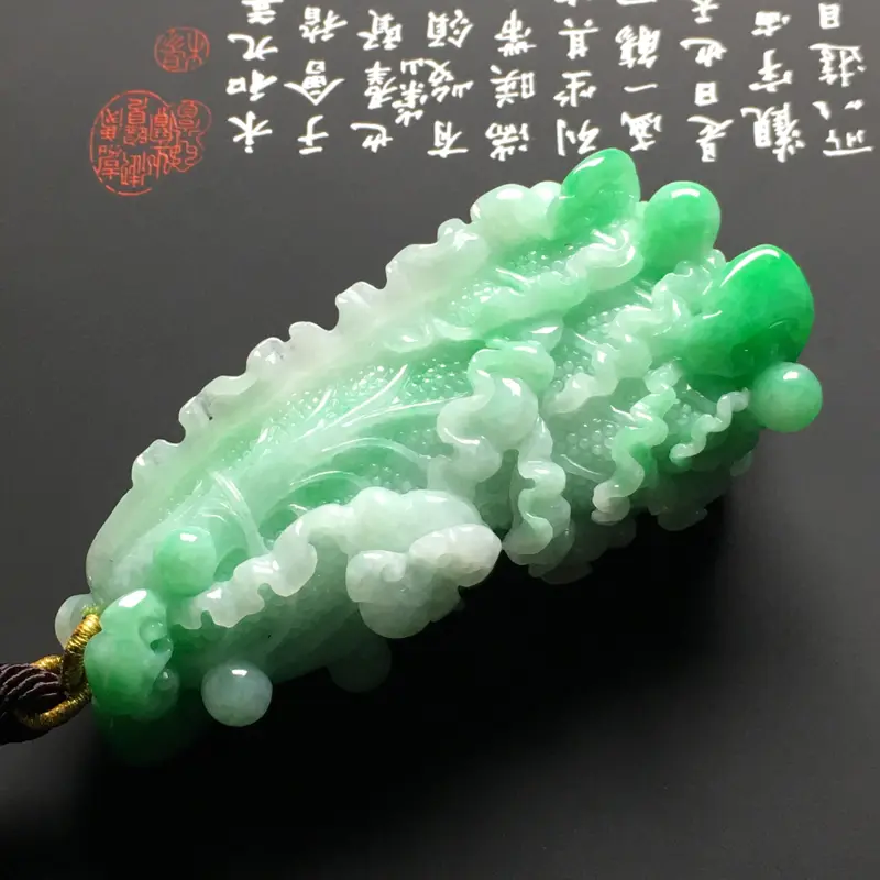 【糯种带色白菜手把件 尺寸87-39-26.8毫米 质地细腻 翠色艳丽 雕工精湛】图5