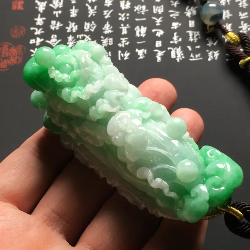 【糯种带色白菜手把件 尺寸87-39-26.8毫米 质地细腻 翠色艳丽 雕工精湛】图7