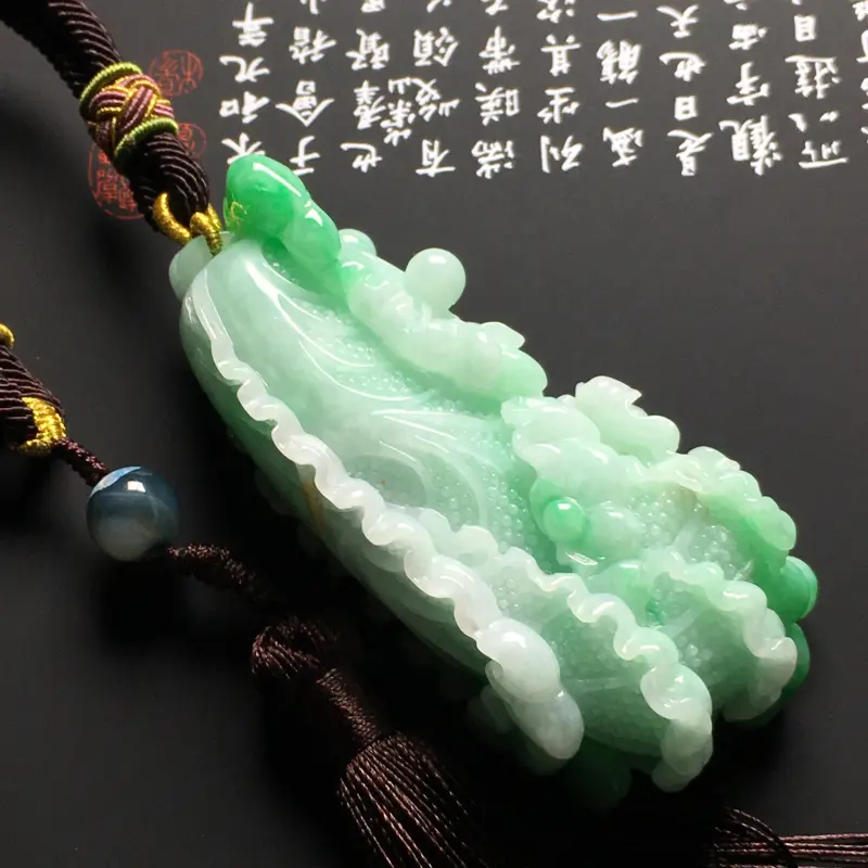 【糯种带色白菜手把件 尺寸87-39-26.8毫米 质地细腻 翠色艳丽 雕工精湛】图3