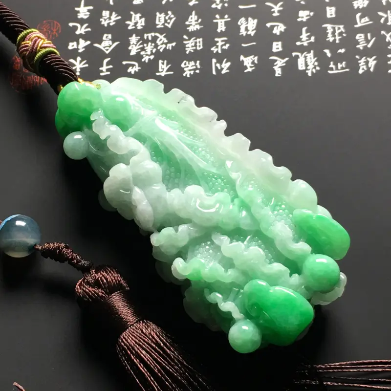 【糯种带色白菜手把件 尺寸87-39-26.8毫米 质地细腻 翠色艳丽 雕工精湛】图1