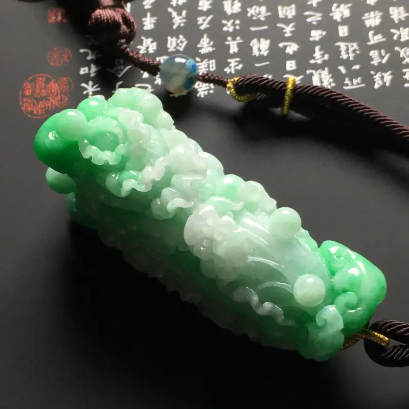 【糯种带色白菜手把件 尺寸87-39-26.8毫米 质地细腻 翠色艳丽 雕工精湛】图4