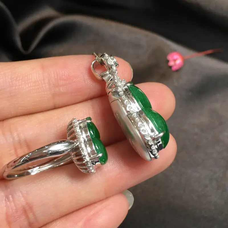 【满绿葫芦套装,聚财辟邪,底庄细腻,18K白金南非真钻镶嵌,有微纹可忽略,性价比高,推荐,吊坠尺寸32*16*10.6/19.5*13*6.6mm,戒指尺寸15*12*8.5/12.5*9.2*4.3mm,重量12.98g,圈口14#】图7