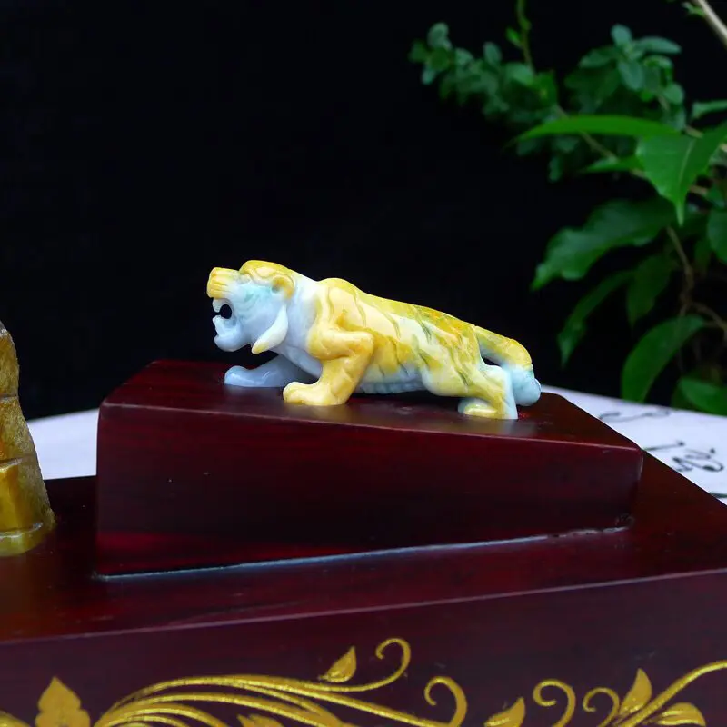 【(见性成佛)翡翠俏皮精雕黄加绿达摩大师 悟道精品摆件 达摩底下背面为原石皮。裸石尺寸195*85*21mm /30*73.8*20.3mm 玉石重0.49公斤】图4