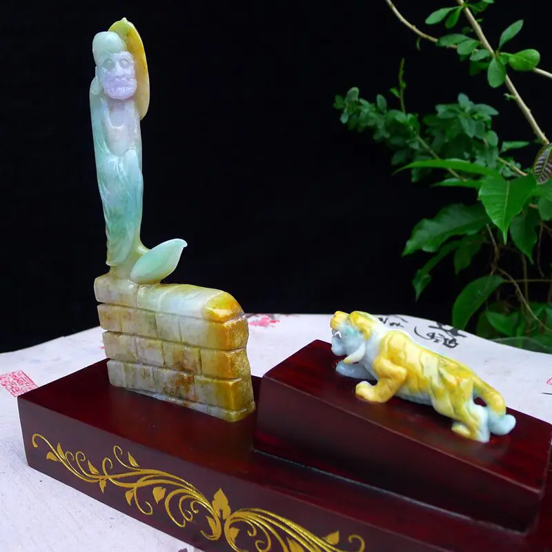 【(见性成佛)翡翠俏皮精雕黄加绿达摩大师 悟道精品摆件 达摩底下背面为原石皮。裸石尺寸195*85*21mm /30*73.8*20.3mm 玉石重0.49公斤】图6