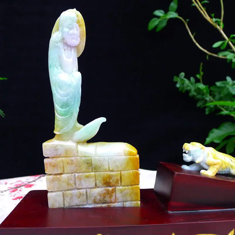 【(见性成佛)翡翠俏皮精雕黄加绿达摩大师 悟道精品摆件 达摩底下背面为原石皮。裸石尺寸195*85*21mm /30*73.8*20.3mm 玉石重0.49公斤】图1