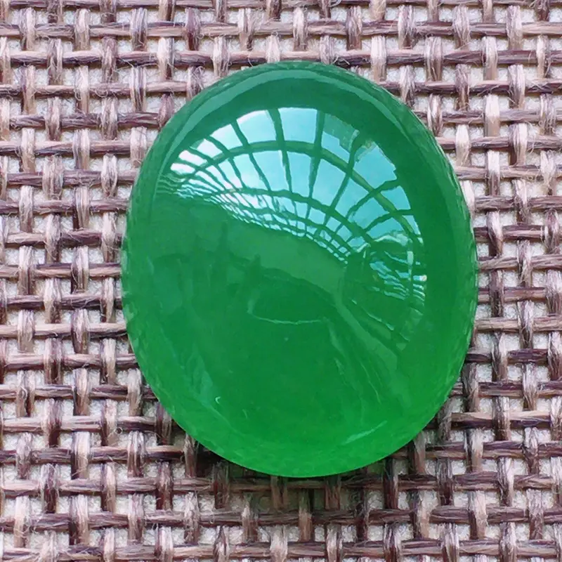 【缅甸a货翡翠,自然光实拍,满绿蛋面,玉质莹润,细腻,通透,个大饱满,品相佳,镶嵌效果倍增。】图4