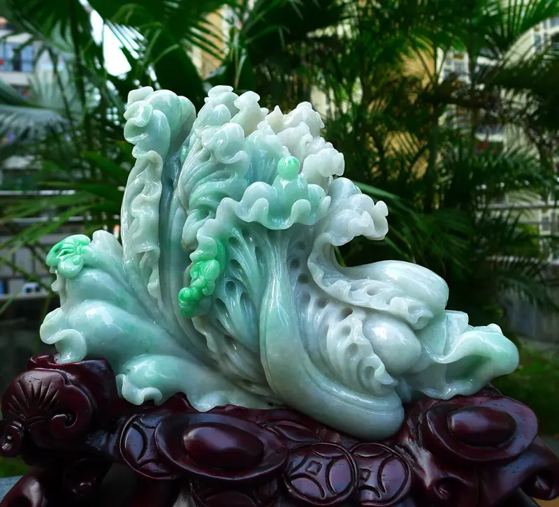 【升官发财白菜摆件 缅甸天然翡翠A货 精美水润 飘花 八方来财 财源广进 步步高升 升官发财 白菜摆件 雕刻精美线条流畅 种水好 搭配精美高档檀木底座 尺寸 280.270.140裸石尺寸210.160.80裸石重量 5.08斤 赞 色彩艳丽 工艺精湛 赞】图8