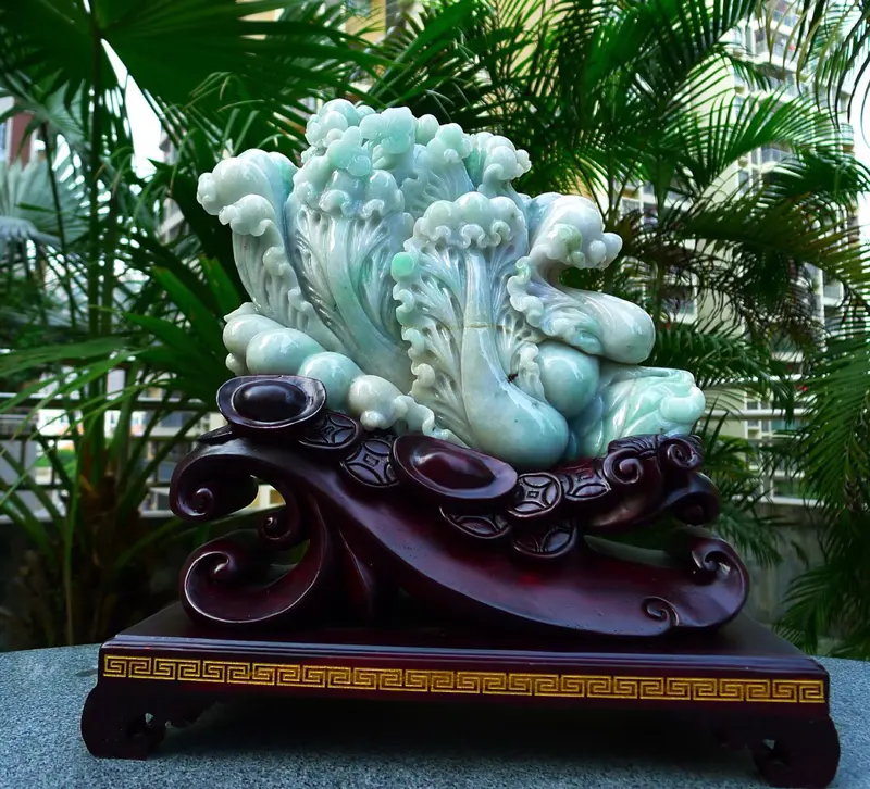 【升官发财白菜摆件 缅甸天然翡翠A货 精美水润 飘花 八方来财 财源广进 步步高升 升官发财 白菜摆件 雕刻精美线条流畅 种水好 搭配精美高档檀木底座 尺寸310.290.150裸石尺寸260.200.80裸石重量 9.10斤 赞 色彩艳丽 工艺精湛 赞】图8