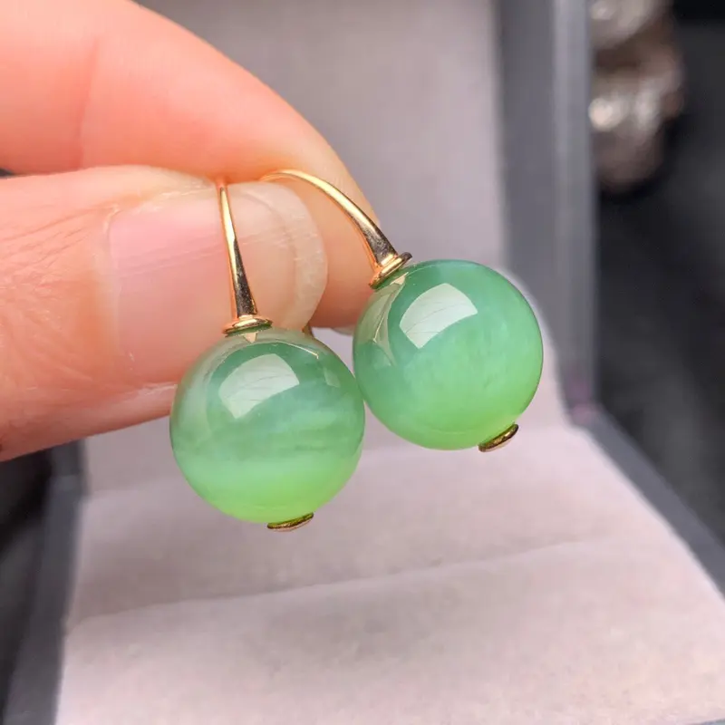【【碧玉猫眼耳环】
整体规格约:23.4/12/mm
裸石规格约:12.1mm
天然和田玉,老坑俄料碧玉,颜色漂亮,艳丽,18k金镶嵌,性价比高,上身效果非常好】图4