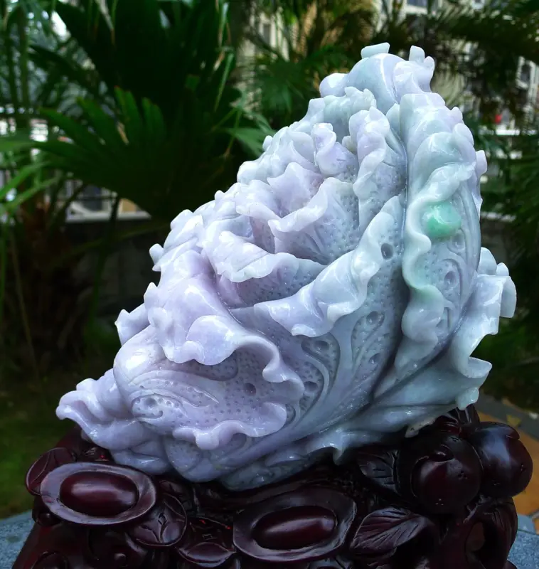 【升官发财大白菜摆件 缅甸天然翡翠A货 精美水润 飘花 八方来财 财源广进 步步高升 升官发财 白菜摆件 雕刻精美线条流畅 种水好 搭配精美高档檀木底座 尺寸350.310.160裸石尺寸280.170.130裸石重量11.20斤 赞 色彩艳丽 工艺精湛 赞】图8