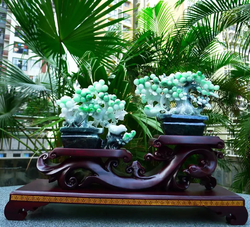 【缅甸天然翡翠A货 海棠果盆景摆件 精美水润冰糯种绿色盆景 寓意多子多福 万寿无疆、子孙满堂、硕果累累 和和美美 寓意吉祥如意 色彩鲜艳 雕刻精美线条流畅种水好 搭配精美高档檀木底座 送礼佳品 整体尺寸370、260、100裸石尺寸140、140、40/160、130、40裸石重量2.68斤】图2