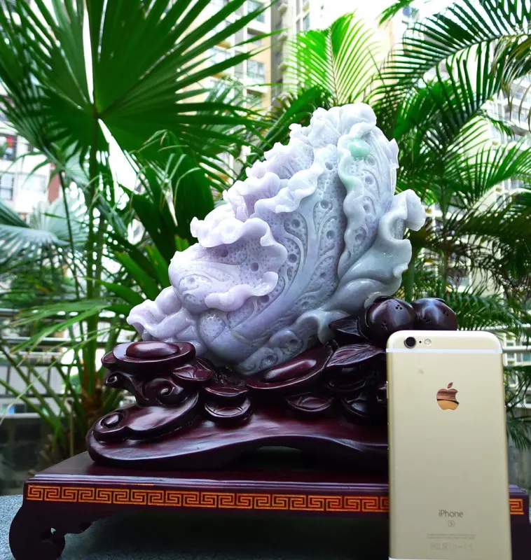 【升官发财大白菜摆件 缅甸天然翡翠A货 精美水润 飘花 八方来财 财源广进 步步高升 升官发财 白菜摆件 雕刻精美线条流畅 种水好 搭配精美高档檀木底座 尺寸350.310.160裸石尺寸280.170.130裸石重量11.20斤 赞 色彩艳丽 工艺精湛 赞】图5