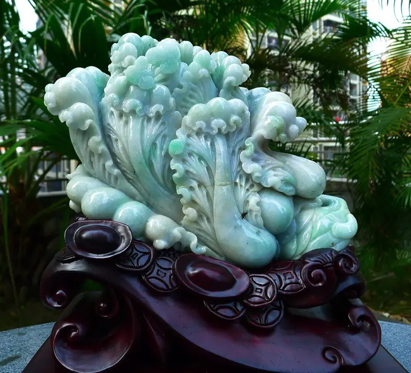 【升官发财白菜摆件 缅甸天然翡翠A货 精美水润 飘花 八方来财 财源广进 步步高升 升官发财 白菜摆件 雕刻精美线条流畅 种水好 搭配精美高档檀木底座 尺寸310.290.150裸石尺寸260.200.80裸石重量 9.10斤 赞 色彩艳丽 工艺精湛 赞】图2