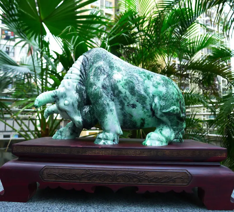 【大件飘花牛摆件 缅甸天然翡翠A货 精美飘花绿色斗牛摆件扭转乾坤 牛气冲天 蓄势待发 雕刻精美线条流畅种水好 立体 搭配精美高档檀木底座 尺寸320、270、160、裸石尺寸 250、180、100裸石重量10.5斤送礼收藏佳品】图6
