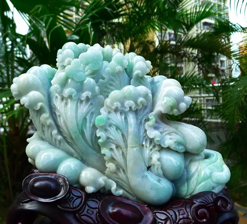【升官发财白菜摆件 缅甸天然翡翠A货 精美水润 飘花 八方来财 财源广进 步步高升 升官发财 白菜摆件 雕刻精美线条流畅 种水好 搭配精美高档檀木底座 尺寸310.290.150裸石尺寸260.200.80裸石重量 9.10斤 赞 色彩艳丽 工艺精湛 赞】图4