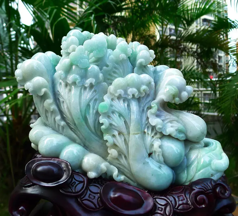 【升官发财白菜摆件 缅甸天然翡翠A货 精美水润 飘花 八方来财 财源广进 步步高升 升官发财 白菜摆件 雕刻精美线条流畅 种水好 搭配精美高档檀木底座 尺寸310.290.150裸石尺寸260.200.80裸石重量 9.10斤 赞 色彩艳丽 工艺精湛 赞】图3