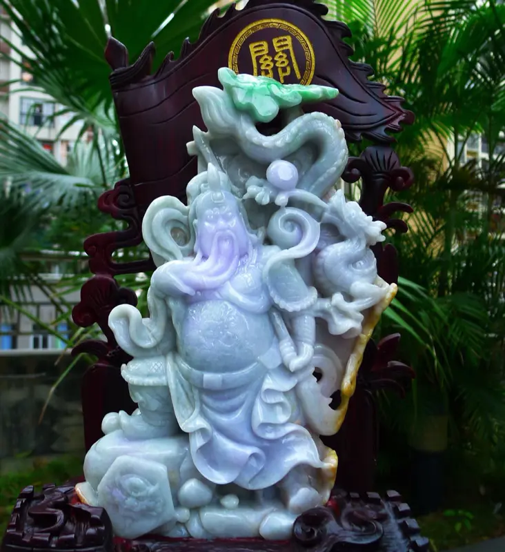 【大件关公摆件 缅甸天然翡翠A货 精美浅绿 春带彩 霸气 义薄云天 关云长 旗开得胜 关公摆件 雕刻精美线条流畅种水好 霸气 送礼佳品 搭配精美高档檀木底座 尺寸460.290.160裸石尺寸280.180.50裸石重量5.78斤 赞 送礼佳品 工艺精湛 霸气】图4