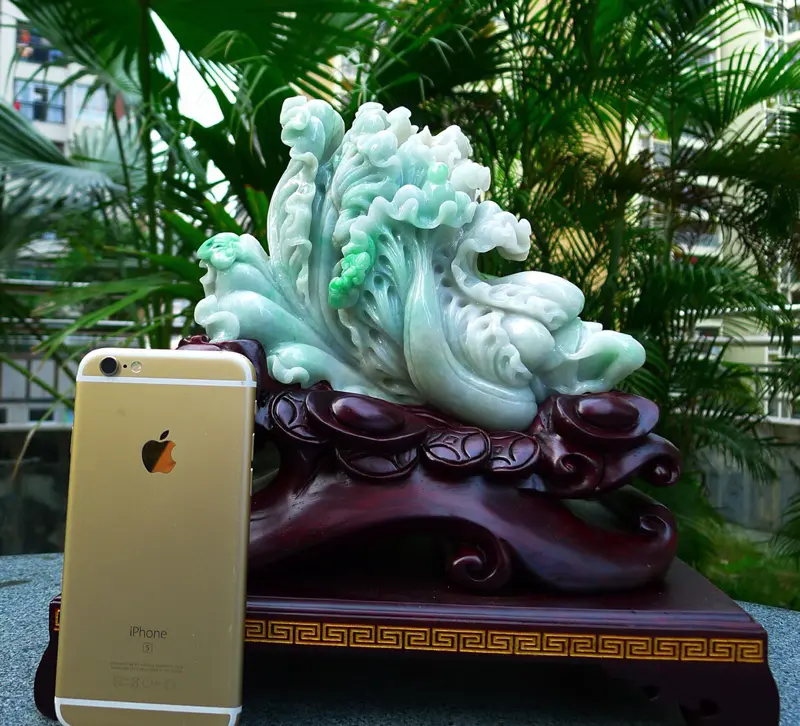 【升官发财白菜摆件 缅甸天然翡翠A货 精美水润 飘花 八方来财 财源广进 步步高升 升官发财 白菜摆件 雕刻精美线条流畅 种水好 搭配精美高档檀木底座 尺寸 280.270.140裸石尺寸210.160.80裸石重量 5.08斤 赞 色彩艳丽 工艺精湛 赞】图7