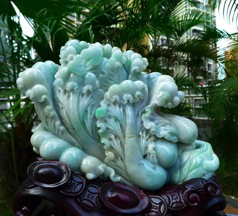 【升官发财白菜摆件 缅甸天然翡翠A货 精美水润 飘花 八方来财 财源广进 步步高升 升官发财 白菜摆件 雕刻精美线条流畅 种水好 搭配精美高档檀木底座 尺寸310.290.150裸石尺寸260.200.80裸石重量 9.10斤 赞 色彩艳丽 工艺精湛 赞】图1