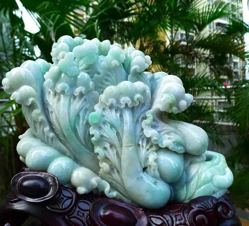 【升官发财白菜摆件 缅甸天然翡翠A货 精美水润 飘花 八方来财 财源广进 步步高升 升官发财 白菜摆件 雕刻精美线条流畅 种水好 搭配精美高档檀木底座 尺寸310.290.150裸石尺寸260.200.80裸石重量 9.10斤 赞 色彩艳丽 工艺精湛 赞】图5