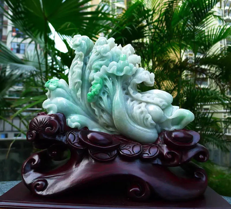 【升官发财白菜摆件 缅甸天然翡翠A货 精美水润 飘花 八方来财 财源广进 步步高升 升官发财 白菜摆件 雕刻精美线条流畅 种水好 搭配精美高档檀木底座 尺寸 280.270.140裸石尺寸210.160.80裸石重量 5.08斤 赞 色彩艳丽 工艺精湛 赞】图4