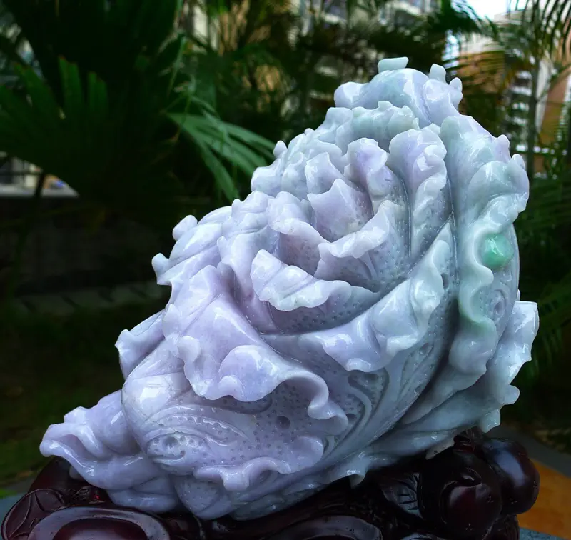 【升官发财大白菜摆件 缅甸天然翡翠A货 精美水润 飘花 八方来财 财源广进 步步高升 升官发财 白菜摆件 雕刻精美线条流畅 种水好 搭配精美高档檀木底座 尺寸350.310.160裸石尺寸280.170.130裸石重量11.20斤 赞 色彩艳丽 工艺精湛 赞】图3