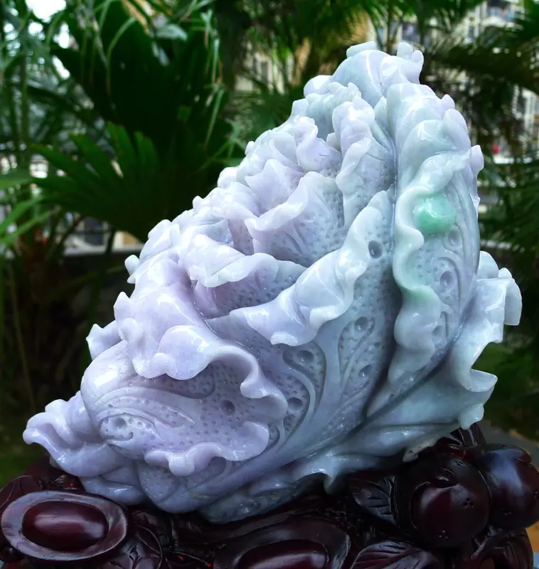 【升官发财大白菜摆件 缅甸天然翡翠A货 精美水润 飘花 八方来财 财源广进 步步高升 升官发财 白菜摆件 雕刻精美线条流畅 种水好 搭配精美高档檀木底座 尺寸350.310.160裸石尺寸280.170.130裸石重量11.20斤 赞 色彩艳丽 工艺精湛 赞】图2