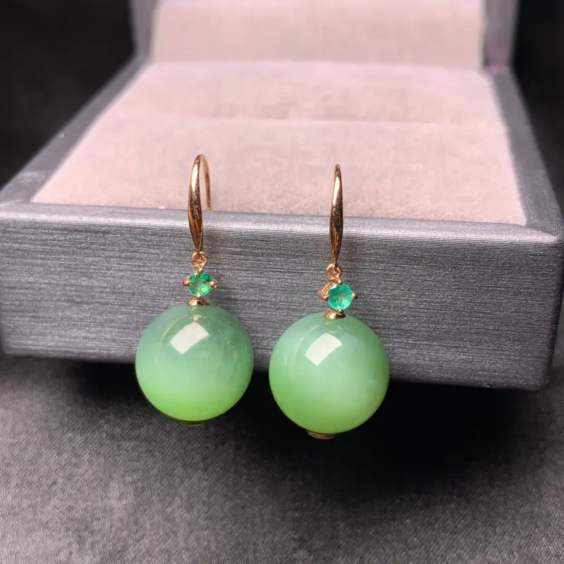 【【碧玉猫眼耳环】
整体规格约:27.8/12/mm
裸石规格约:12mm
天然和田玉,老坑俄料碧玉,18k金镶嵌,祖母绿,颜色漂亮,艳丽,性价比高,上身效果非常好】图2