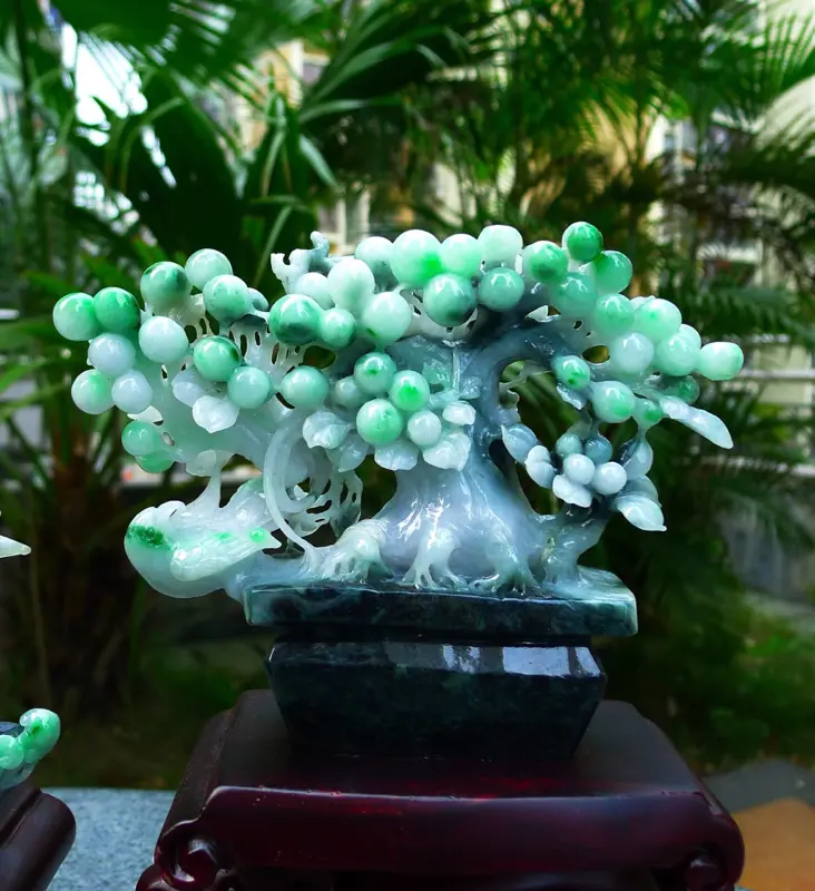 【缅甸天然翡翠A货 海棠果盆景摆件 精美水润冰糯种绿色盆景 寓意多子多福 万寿无疆、子孙满堂、硕果累累 和和美美 寓意吉祥如意 色彩鲜艳 雕刻精美线条流畅种水好 搭配精美高档檀木底座 送礼佳品 整体尺寸370、260、100裸石尺寸140、140、40/160、130、40裸石重量2.68斤】图5