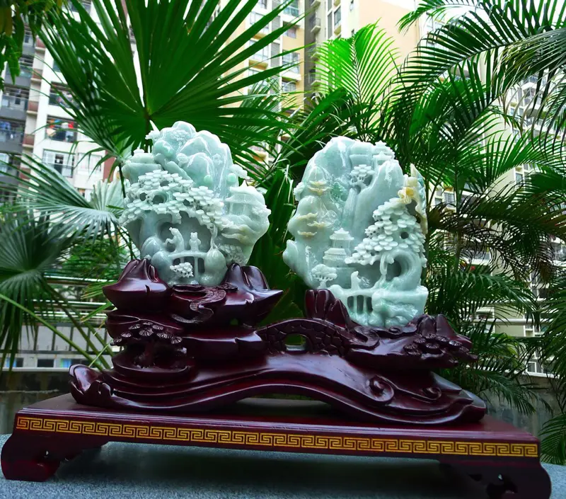 【山水摆件缅甸天然翡翠A货 精美 春带彩 山水摆件 高山流水 雕刻精美线条流畅种水好 层次分明丰富多彩 搭配精美高档檀木底座 尺寸440.370.150裸石尺寸200.160.50。220.150.70裸石重量8.36斤 送礼佳品】图2