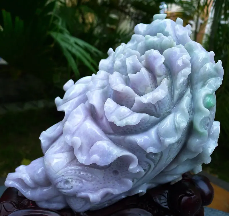 【升官发财大白菜摆件 缅甸天然翡翠A货 精美水润 飘花 八方来财 财源广进 步步高升 升官发财 白菜摆件 雕刻精美线条流畅 种水好 搭配精美高档檀木底座 尺寸350.310.160裸石尺寸280.170.130裸石重量11.20斤 赞 色彩艳丽 工艺精湛 赞】图1