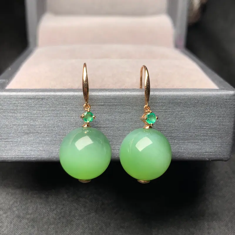 【【碧玉猫眼耳环】
整体规格约:27.8/12/mm
裸石规格约:12mm
天然和田玉,老坑俄料碧玉,18k金镶嵌,祖母绿,颜色漂亮,艳丽,性价比高,上身效果非常好】图1