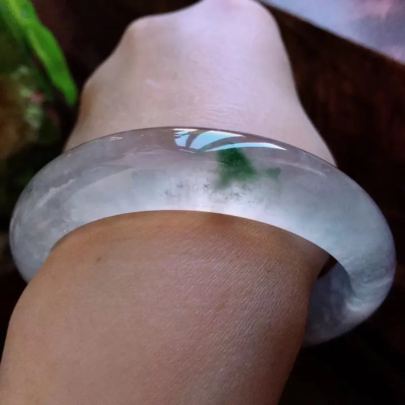 【天然翡翠A货,规格57.2/13.6/8.6,起光老坑冰飘花正圈手镯,玉质细腻水润,一眼望去冰润润的,晶莹通透,满圈起光,上手高贵典雅###】图6